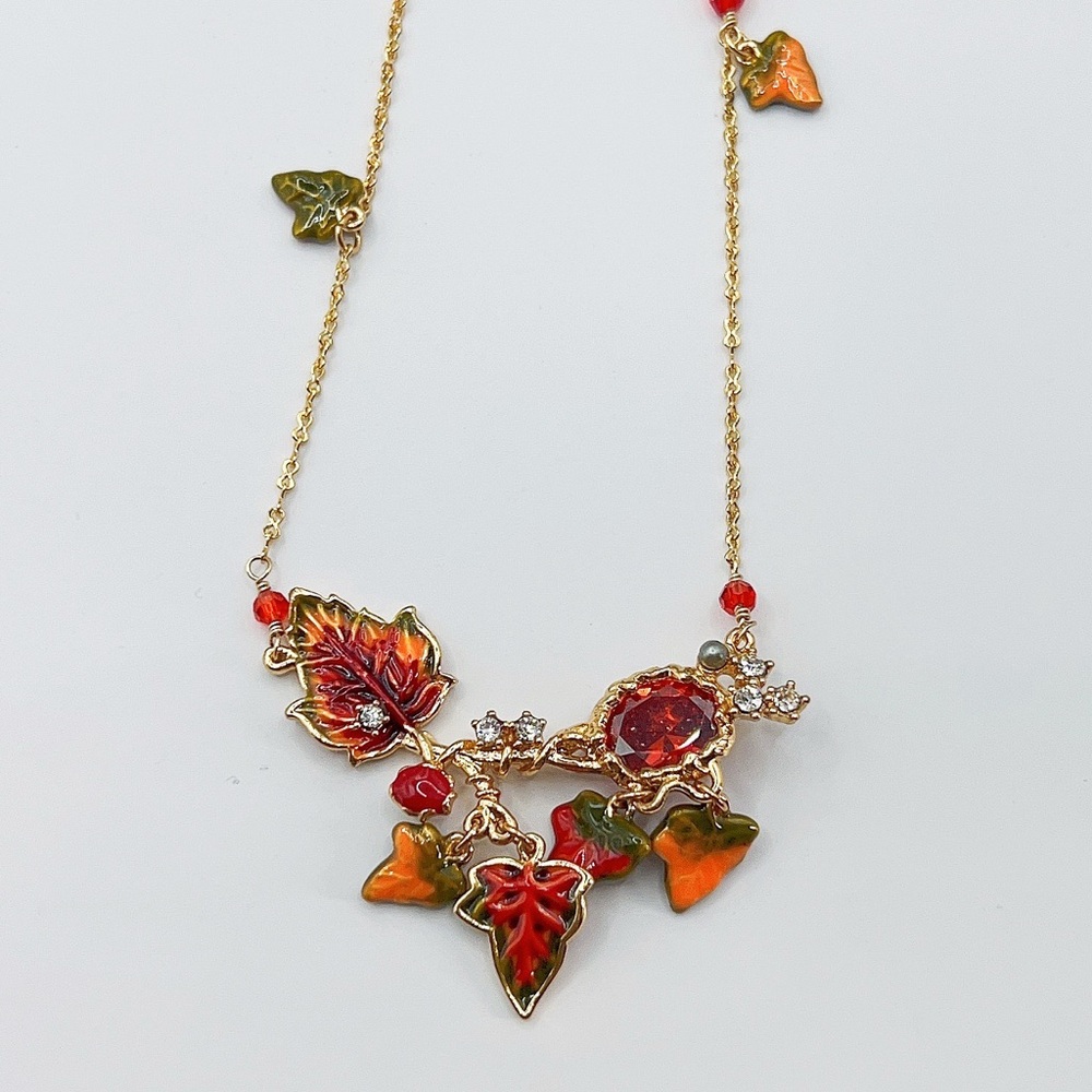 Les Nereides leaf necklace